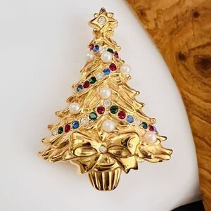 Vint Trifari Brooch 1996 Gold Tone Rhinestone Faux Pearl Christmas Tree Pin 1075
